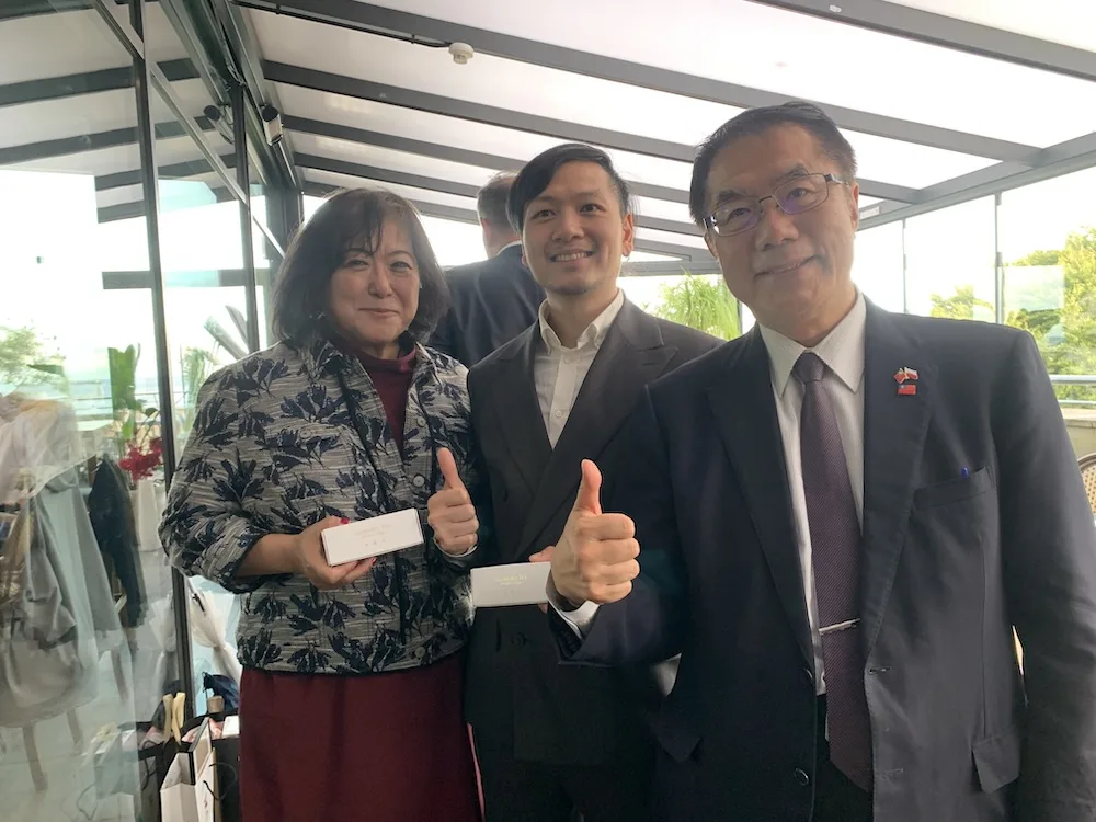黃偉哲市長與歐洲台灣商會聯合總會阮紹棣會長(左)及波蘭台灣商會許斯維會長(中)合影。