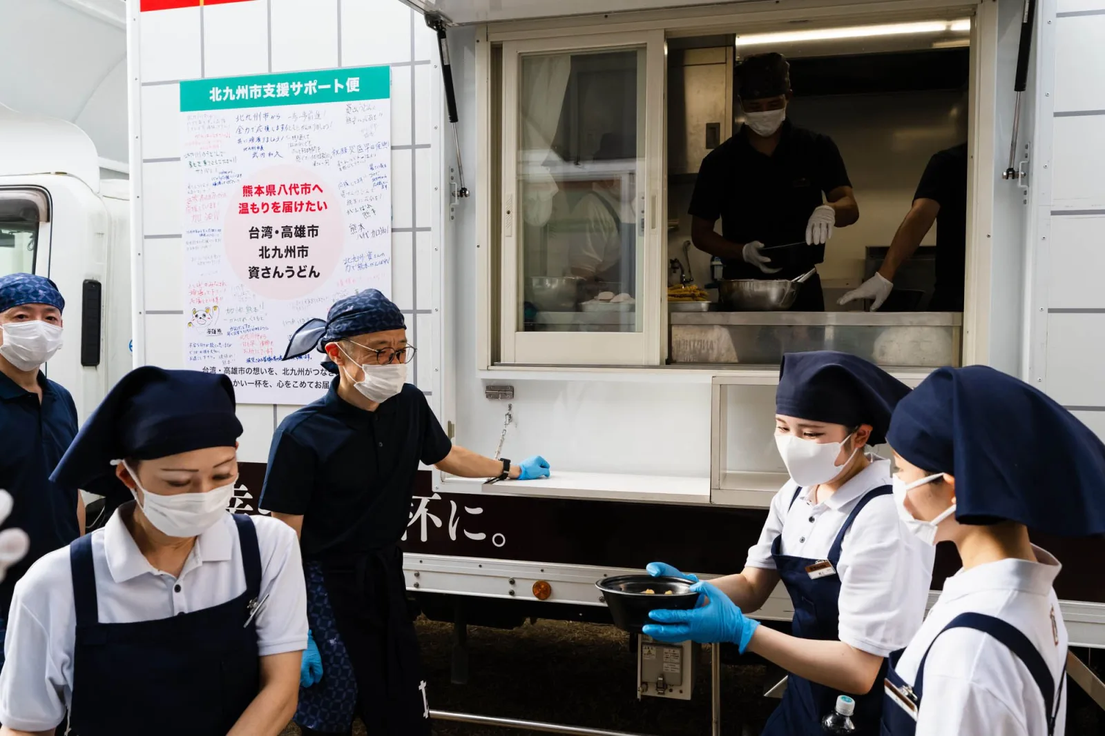 高雄、北九州再援熊本　烏龍麵餐車前進八代市供災民熱食