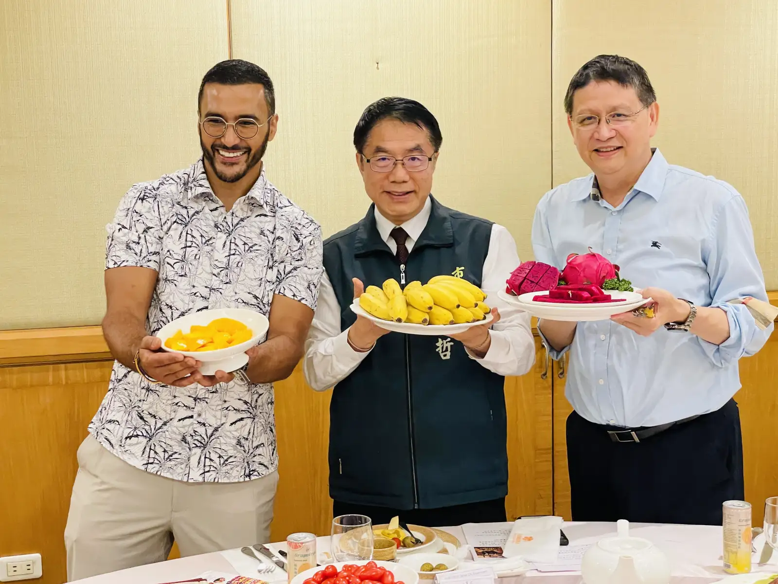 法國網紅為芒果造訪台南　攜手黃偉哲直播介紹在地水果