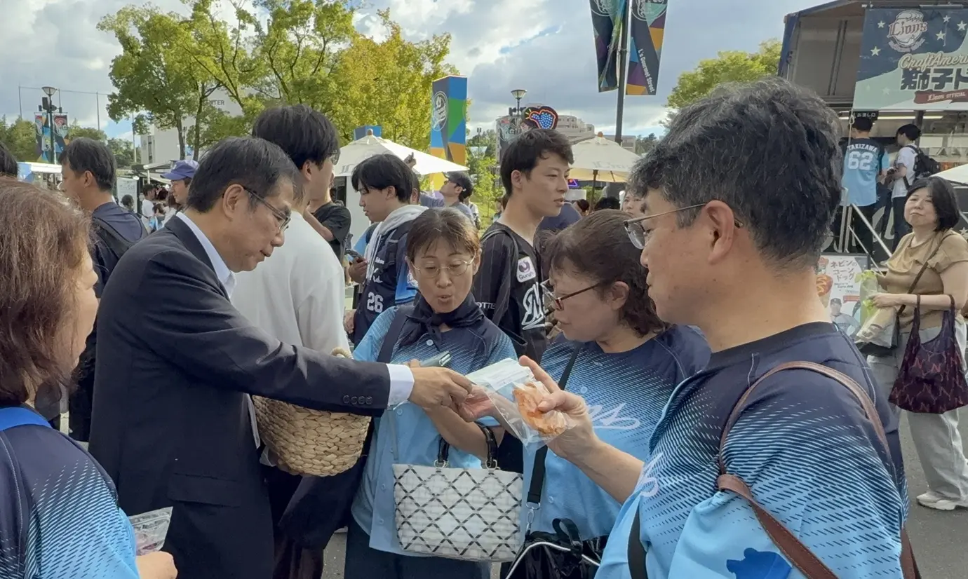 臺南魅力躍上日本職棒舞臺　黃偉哲埼玉球場開出漂亮一球