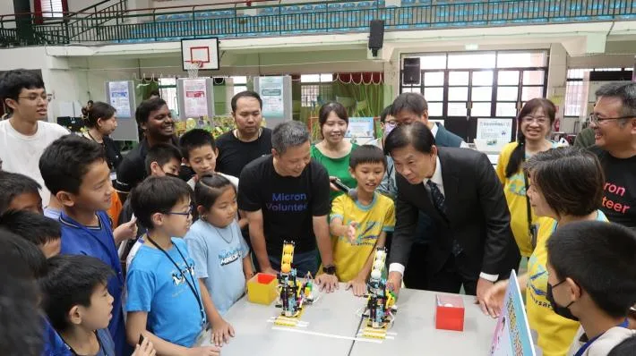 台南攜手美光推機器人、晶片營　學生動手實作認識AI與工程思維