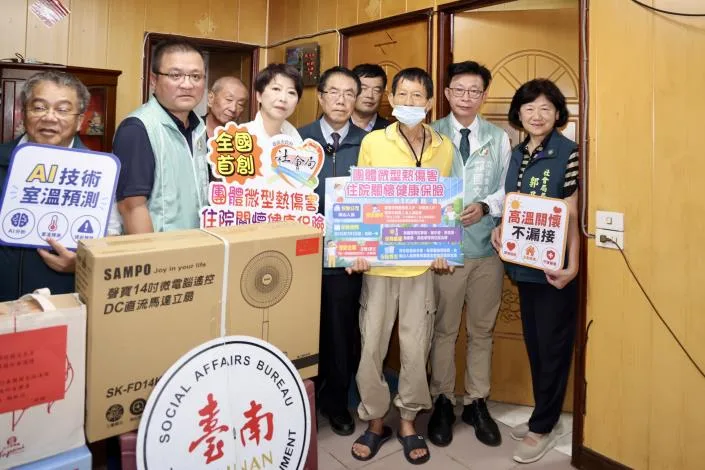 台南玉井高溫頻創紀錄　黃偉哲探視獨居長者送防暑物資