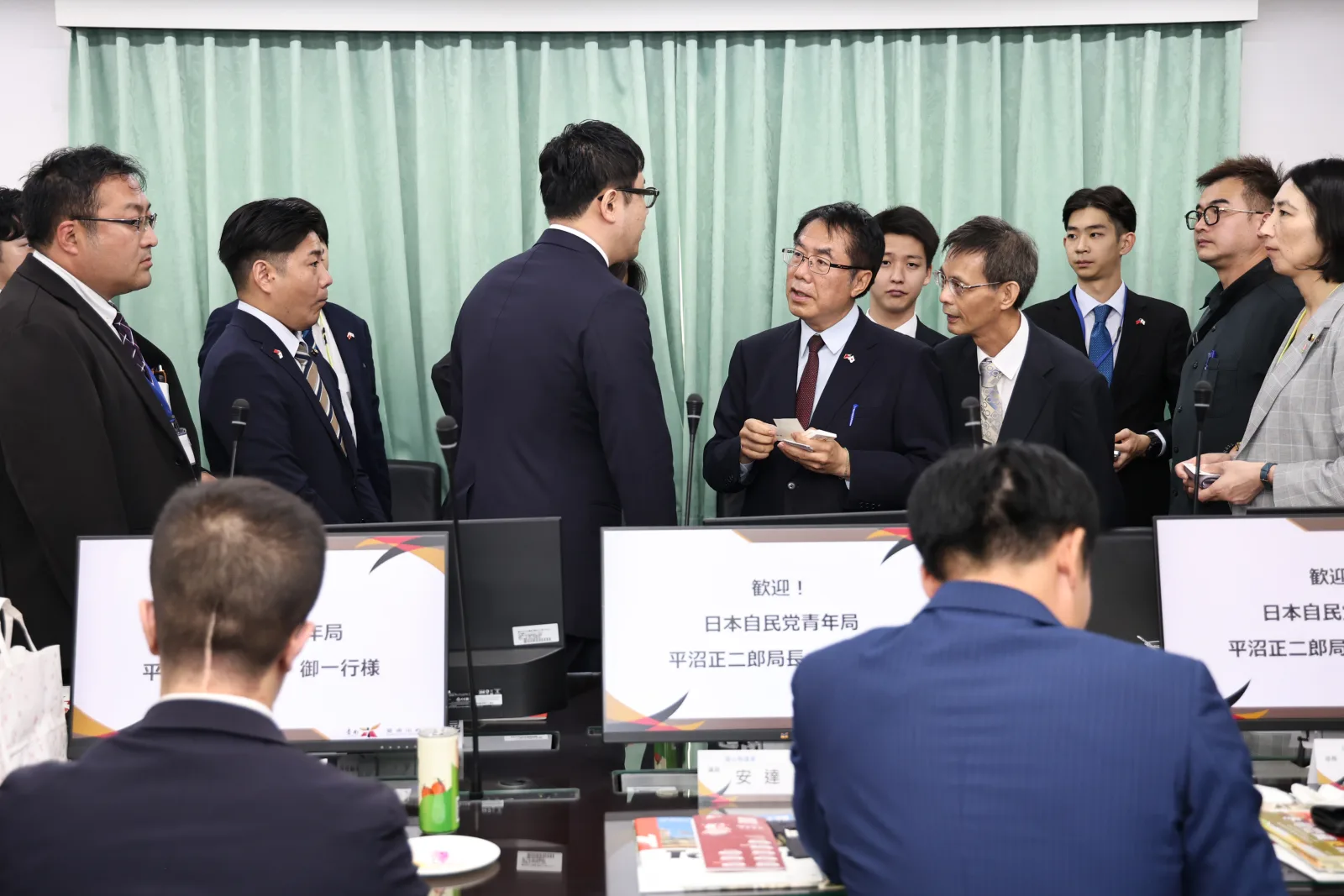 自民黨青年局率團訪台南　黃偉哲捐10萬元響應熊本賑災