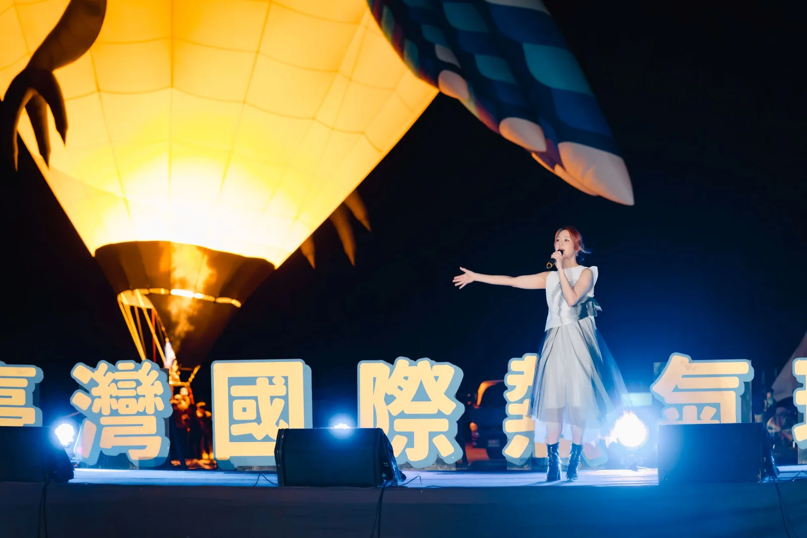 3萬人嗨翻台東海濱公園！郭靜、范逸臣接力開唱　熱氣球光雕煙火點亮夜空