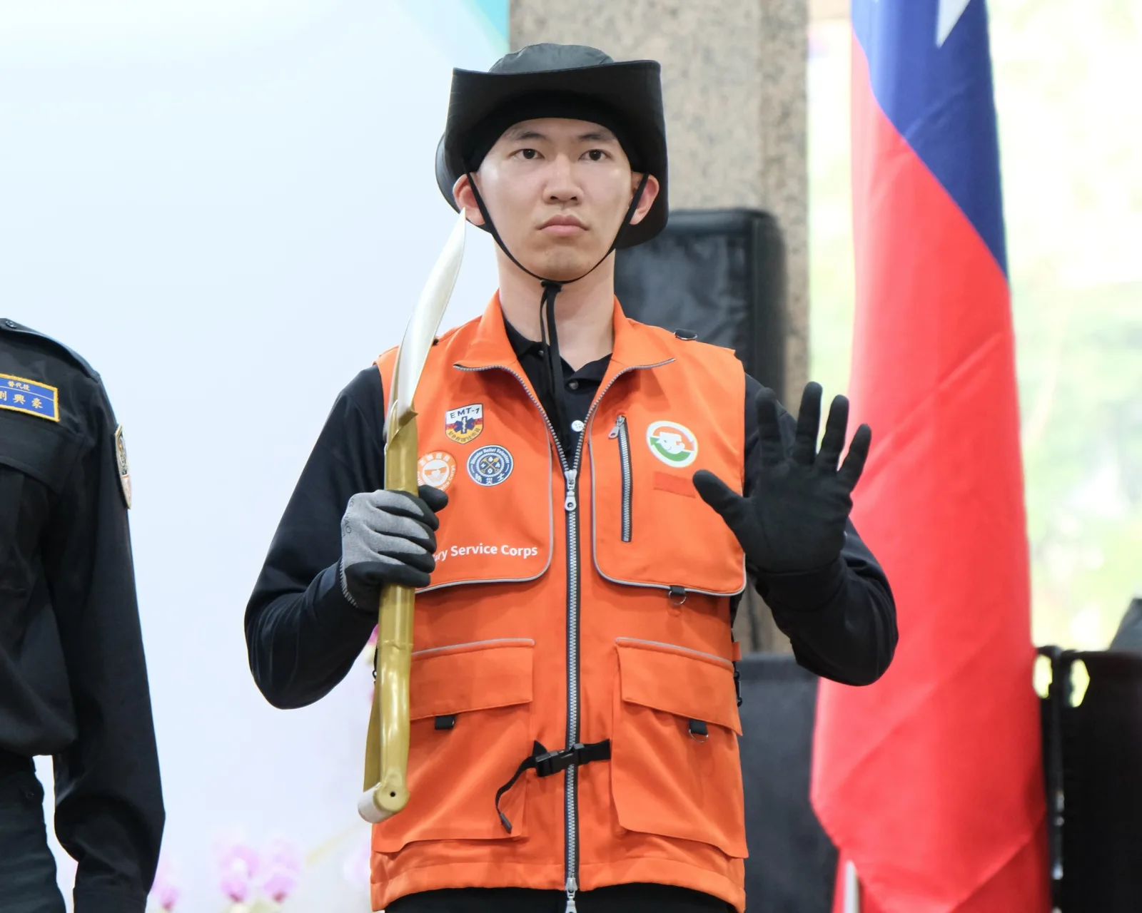 2500防災士走國慶　鏟子超人也入列