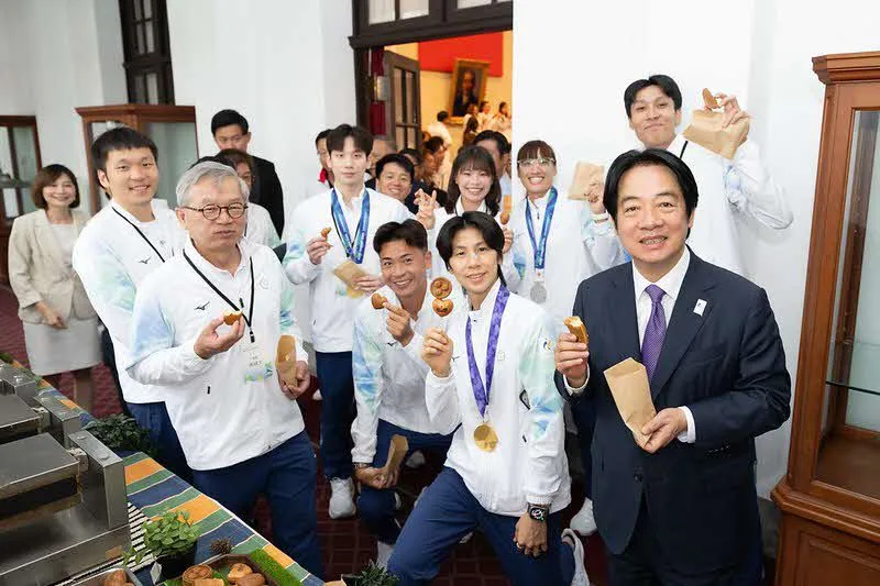 亞運英雄歸國！賴清德同框林郁婷手搖珍奶 讚傅兆玄破60年金牌荒