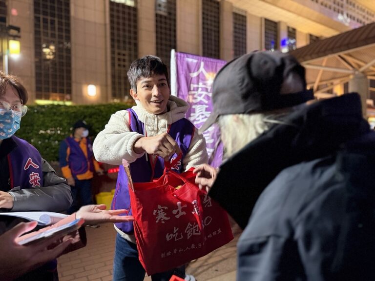 歲末送暖迎立春　王家梁夜訪街頭送年禮　力挺人安基金會「寒士吃飽30」