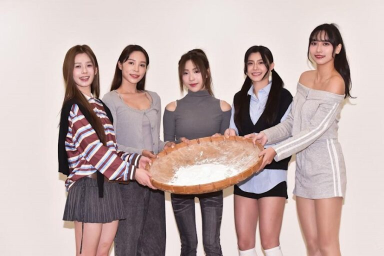 啦啦隊女孩相揪做公益　元宵前夕送暖獨居長輩